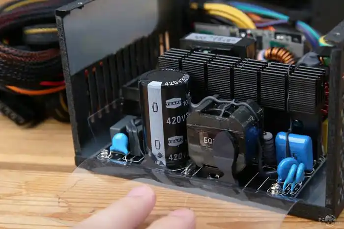 先马金牌500w的所有供电线都从电源内部引出,除去常规必备的供电线外