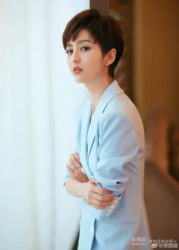 佟丽娅换个造型好帅