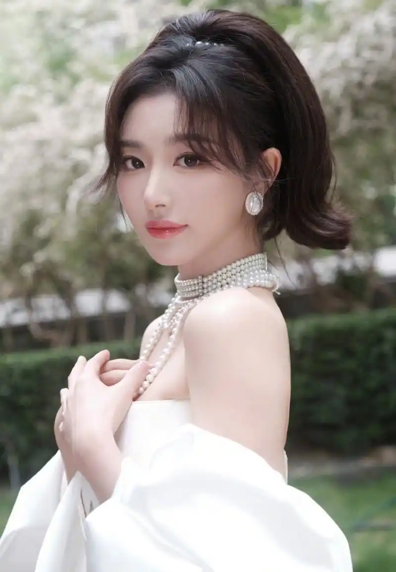 孔雪儿白色抹胸长裙美照,小姐姐太漂亮了#孔雪儿