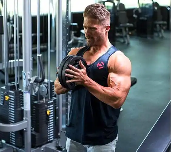 想感受不同器械给胸肌的泵感?快点这样练,让胸肌变得更有型