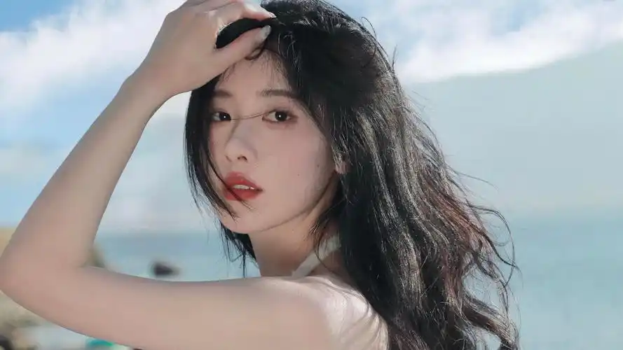 好看的回头美女壁纸