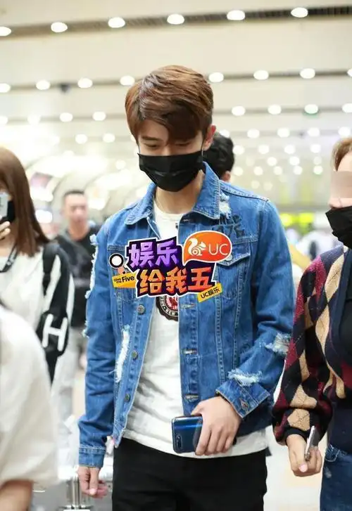 任嘉伦昔日地勤重走机场 留月牙刘海狂收鲜花_网易订阅