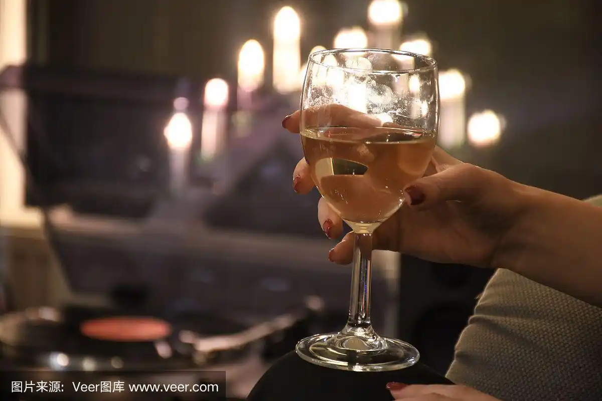 女孩喝酒