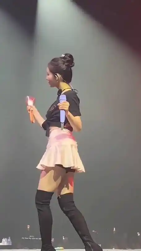 裴珠泫穿长筒靴也很美,把身材的好比例尽显无遗,好比例秒杀长腿