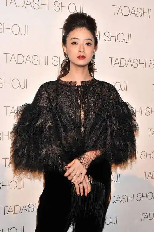 原创蒋欣的鸡冠发型还挺特别的穿黑色蕾丝上衣很成熟韵味十足