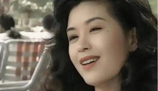 伍咏薇:21岁嫁富豪,丧夫后交往30任男友,再婚却无视老公偷吃_翁江培