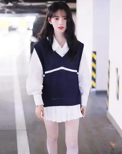 鞠婧祎超甜美百褶裙穿搭,未修图曝光,让人大吃一惊!