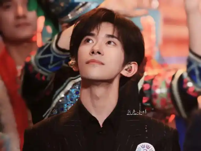 易烊千玺献唱不辞星海##易烊千玺于适同框照