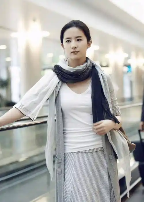 刘亦菲真的不会穿灰色开衫配条纹半裙好臃肿裹上围巾像大妈