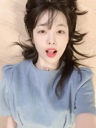 崔雪莉[超话] 雪莉最新ins私服更新,雾霾蓝短裙尽显温柔