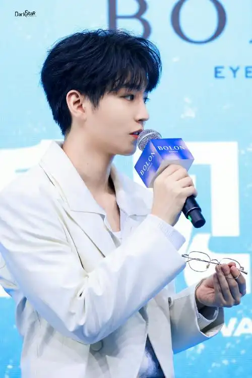 王俊凯白西装金丝眼镜造型##王俊凯直播和粉丝大合影