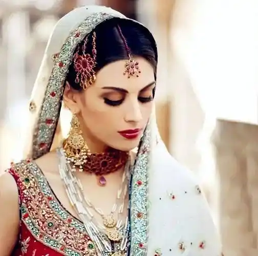 看伊朗街头的美女穿搭,深究头巾文化,开启时尚的另一条路_女人_波斯_