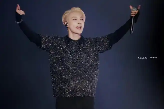 舞台游刃有余,背头亮钻毛衣好帅  现场还教lauv说韩语#张艺兴lauv