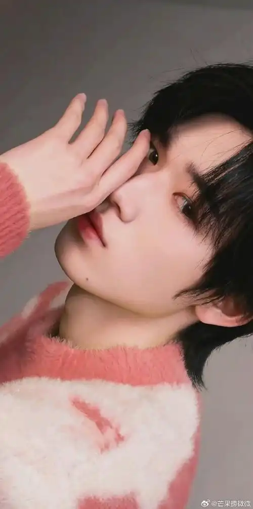 谁教时代少年团这么拍的#大眼侧脸宋亚轩好爱,怎么会有人长的帅还能