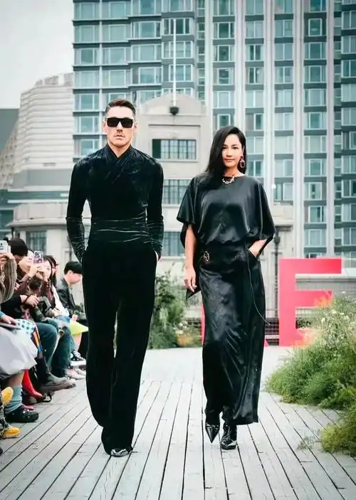 52岁瞿颖和胡兵罕见合体走秀两人搭配默契被网友撮合在一起