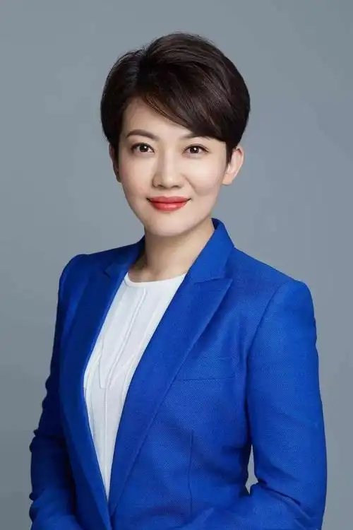 她不断追求进步,参加央视"荣事达"杯电视节目主持人大赛,参加央视西部