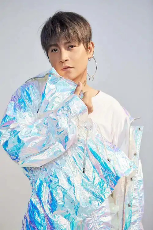 陈志朋新写真曝光穿镜面外套戴圆环耳饰时尚个性