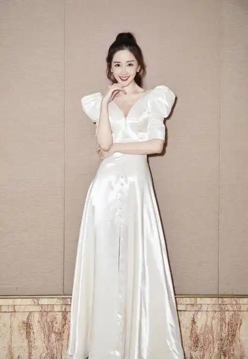 陈欣予穿一字肩上衣要撩人,站起来时气质全开,看着我都心动了_好身材