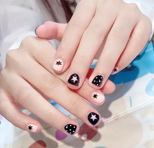 可爱的短款美甲