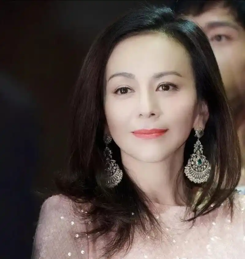 王琳,出生于1970年,情深深雨濛濛拍摄于2000年,那会儿,她才刚满30岁