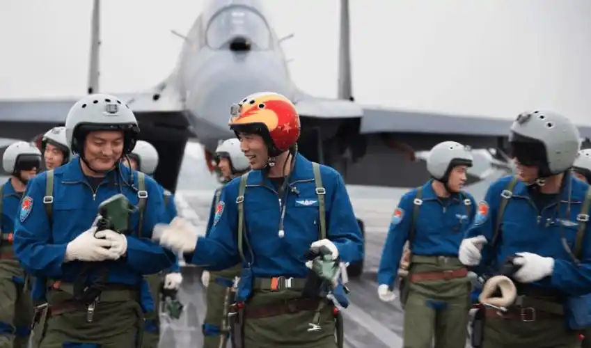 歼16战机飞行员,装备新一代飞行服,到底有多大作用?_迷彩_样式_解放军