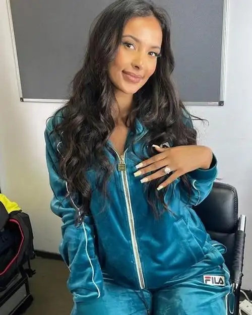 英国28岁女主持人亮相真人秀,太曼妙了引发热议,比选手们更耀眼