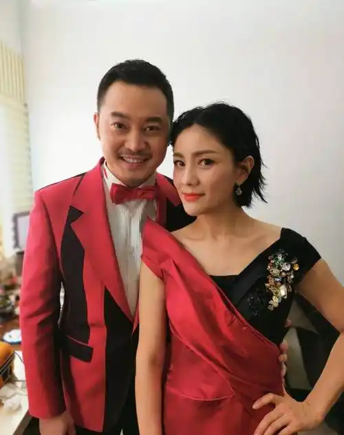 近日,胡可在自己的微博个人账号上发布了一条消息,还配上了照片.