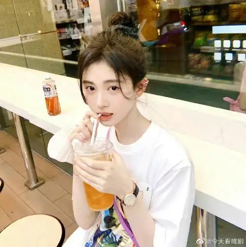 鞠婧祎元气丸子头