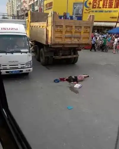 过马路玩手机纯粹找死 姑娘头部遭泥头车碾压