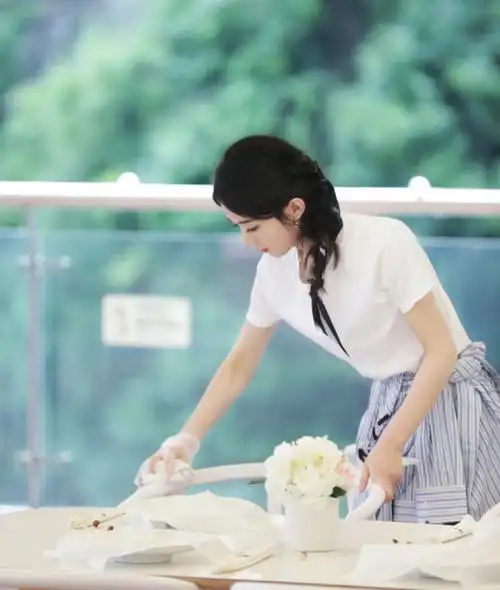 中餐厅赵丽颖担任财务经理斜马尾超温柔巴掌脸令人羡慕