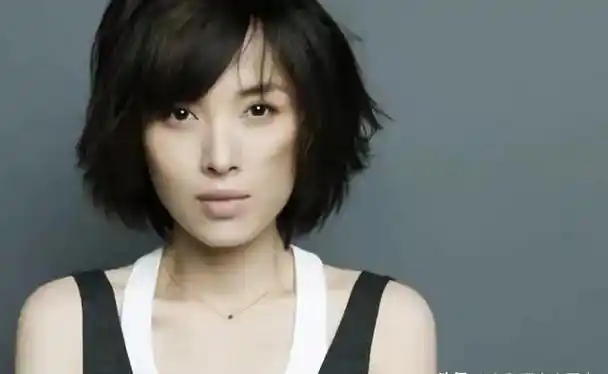 靳东妻子:从影到家庭的完美转变,现年47岁仍光彩照人