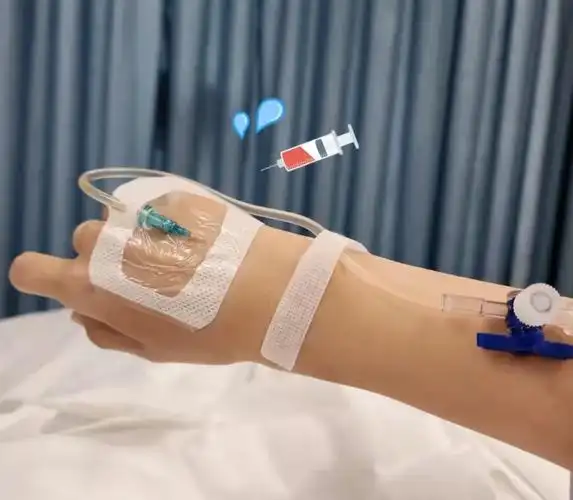 突然在个人社媒上更新了个人动态,动态中的鲍蕾,躺在医院的病床上