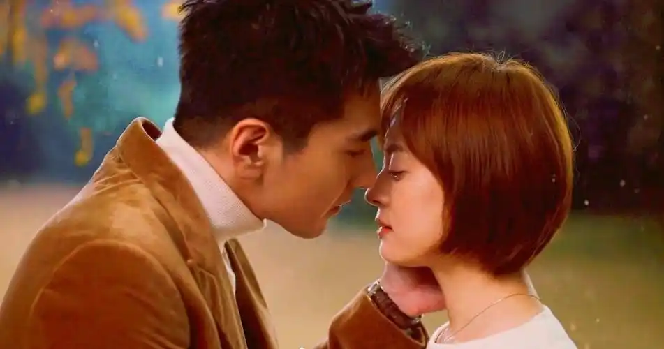 孙俪赵又廷吻戏花絮曝光!一脸娇羞拒绝亲亲,众人围观气氛暧昧