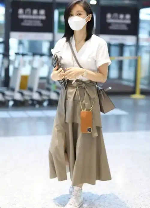 原创王子文身穿白色上衣搭配棕色时尚长裙绽放女性精致优雅魅力