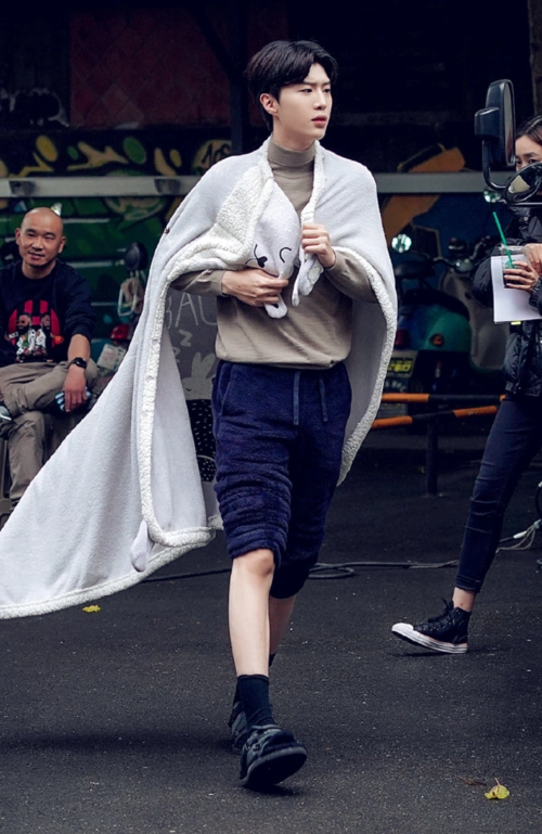 范丞丞真是爱豆届的清流,用"毒液袜"踩拖鞋,不料穿出时髦感!