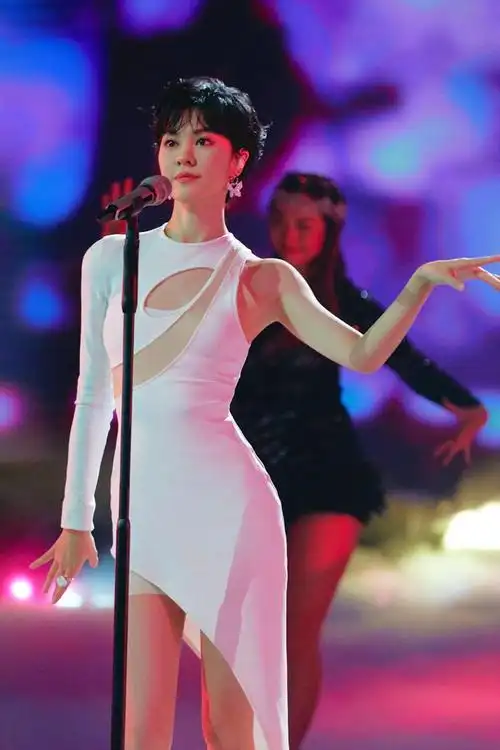 宝藏歌手郁可唯