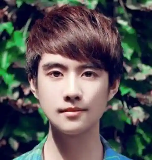 2021帅气男生斜刘海发型图片