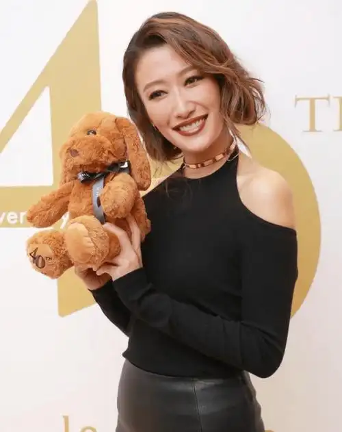 谢婷婷父亲谢贤哥哥谢霆锋1年换7个男友37岁未婚生女