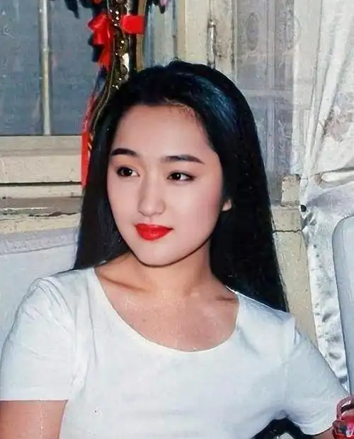 赖文峰出狱后娶妻生子,杨钰莹却至今未婚,她在追求什么?