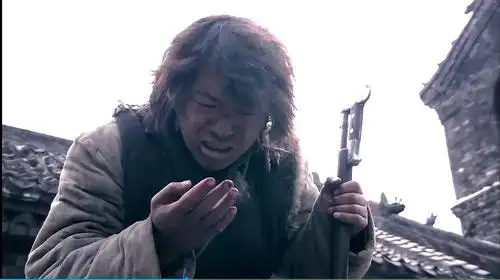 黄渤搞笑主演电影斗牛,开枪杀鬼子自己却中枪,反应让人哭笑不得