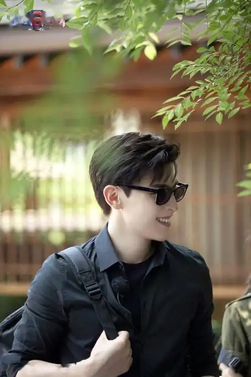 邓伦极限挑战剧照公开行走的荷尔蒙帅气来袭