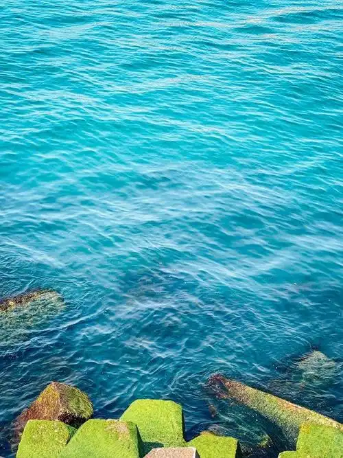 蓝天下碧波荡漾大自然的色彩交织带给我们无尽的遐想