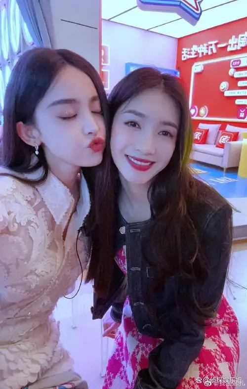 古力娜扎晒与江疏影合照,相差6岁闺蜜久违合体,同款高颜值抢镜