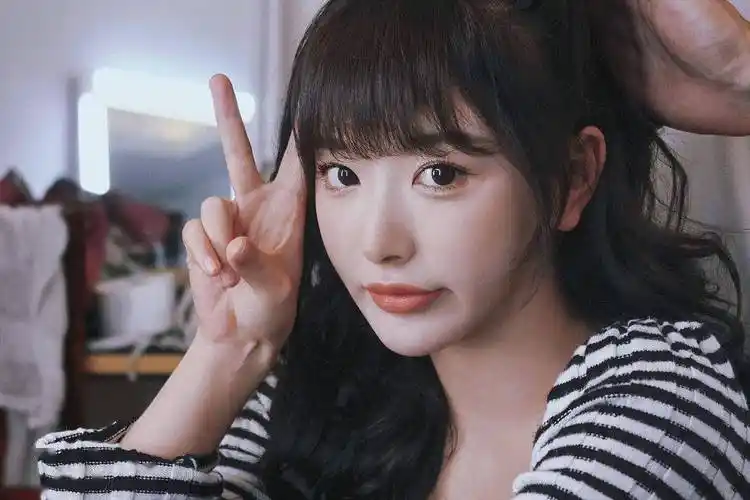 工作间隙俏皮比耶可爱满分_镜头_表情_孔雪儿