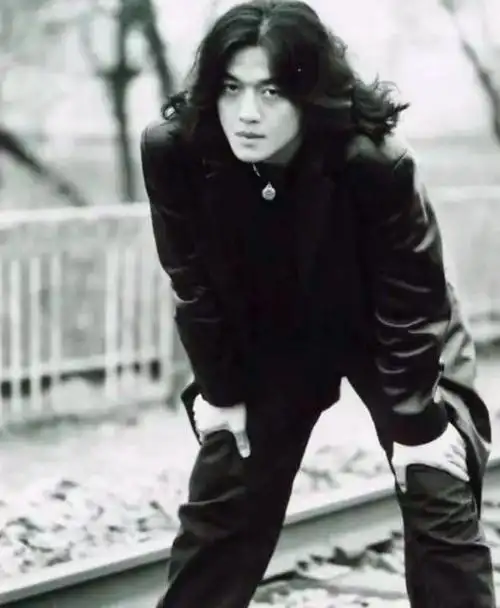 年轻时英俊潇洒,老了却丑成"糟老头子",男神的脸"肿"么了?