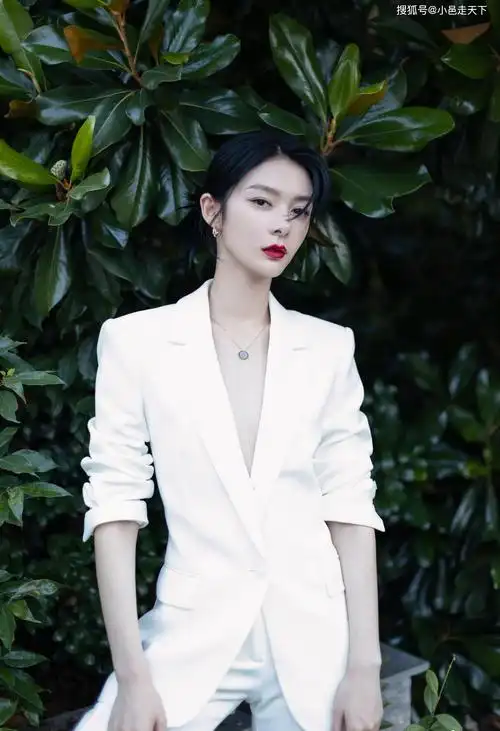 傅菁白色套装优雅写真
