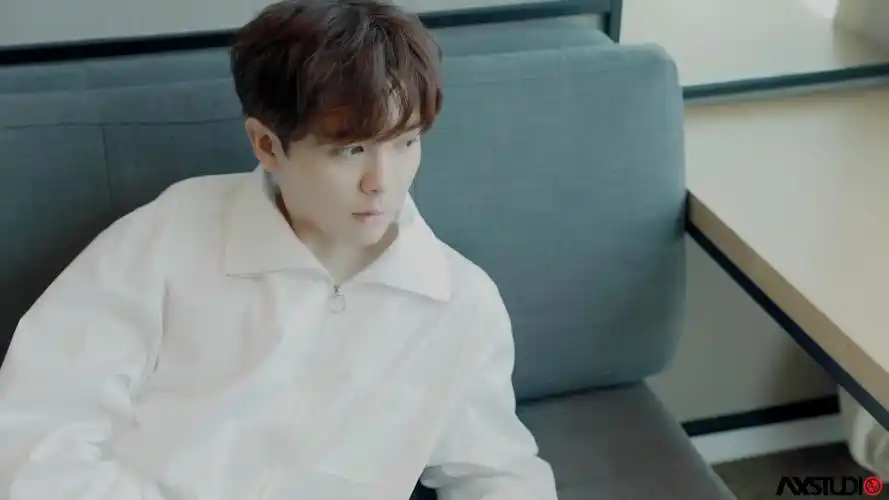 尤长靖白衬衫侧拍花絮