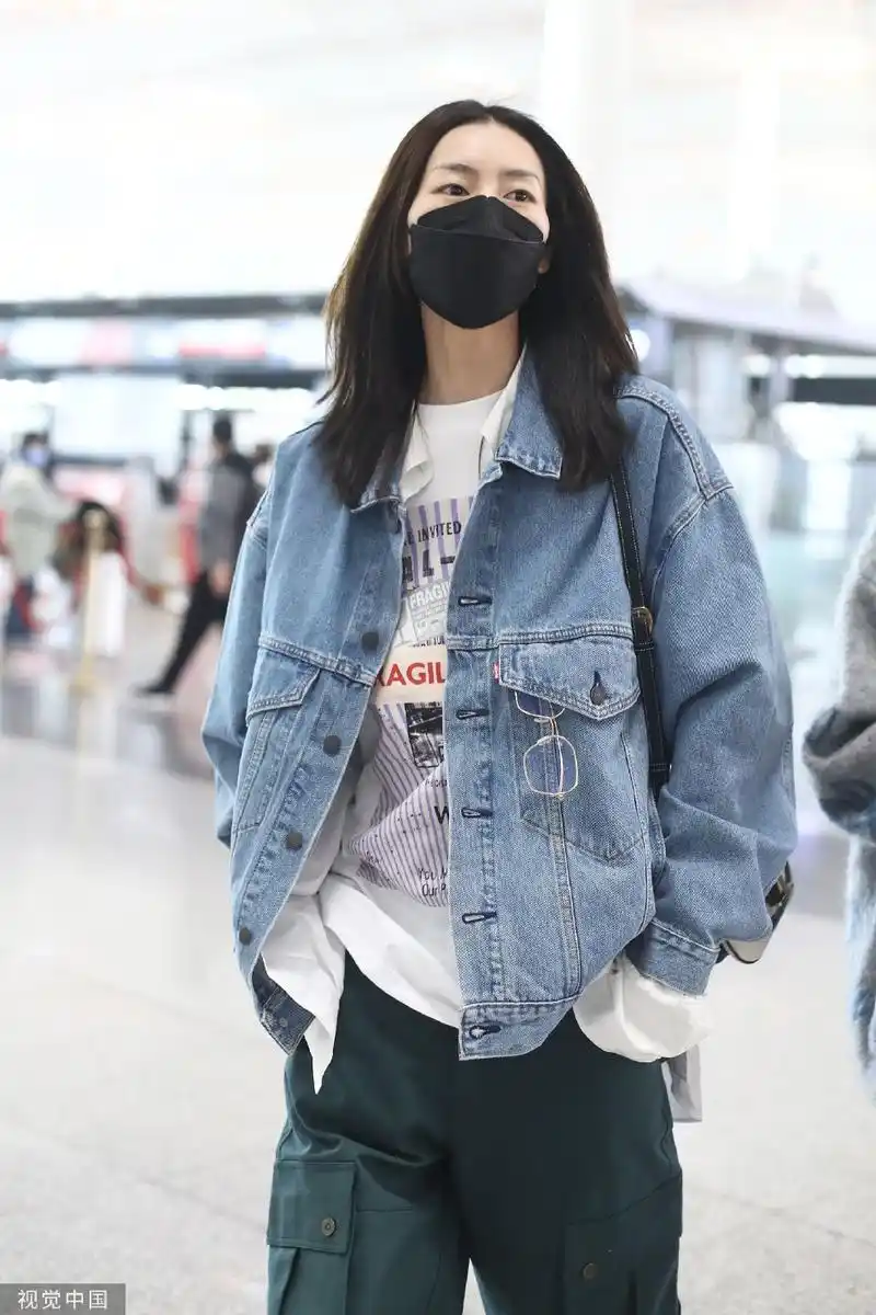 刘雯穿牛仔外套搭配工装裤现身机场 身材高挑气场全开 - 头条 - 静逸