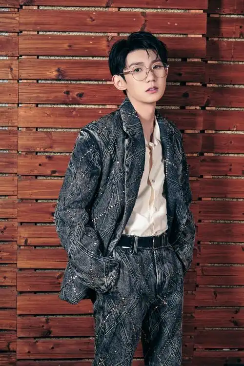 王源最新写真曝光 一身灰色牛仔水晶套装青春帅气