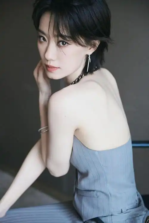 短发会最大程度的彰显干练的气质,加上张小斐长相整体是偏清冷的,不笑